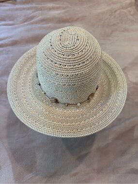 Beach-Ready Woven Straw Sun Hat with Shell Accent - Natural Beige